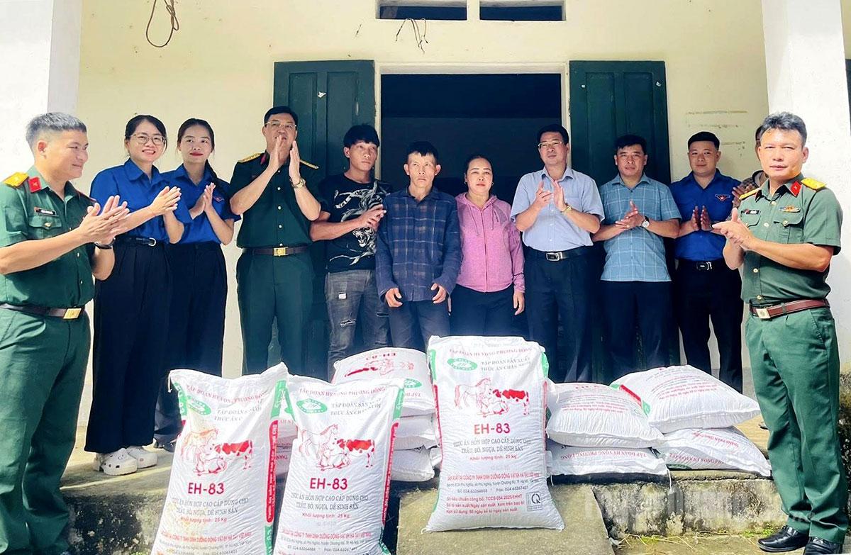 ក្រុមសេដ្ឋកិច្ច-ការពារ ៣១៣ និងថ្នាក់ដឹកនាំឃុំ Minh Tan បានប្រគល់ចំណីសត្វដល់គ្រួសារ។