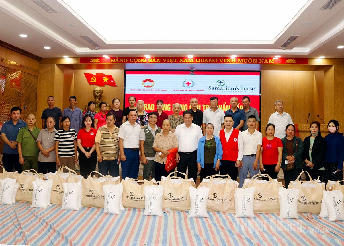 Đồng chí Vàng Seo Cón, Ủy viên Ban Thường vụ Tỉnh ủy, Bí thư Đảng ủy phường Hà Giang 2 và đồng chí Nguyễn Hoàng Long, Chủ tịch Hội Chữ Thập đỏ tỉnh trao quà hỗ trợ cho người dân bị ảnh hưởng bởi mưa lũ.