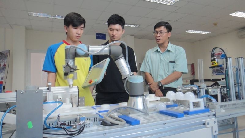 Schulung von Automatisierungspersonal im Schulungszentrum des High-Tech-Parks in Ho-Chi-Minh-Stadt.