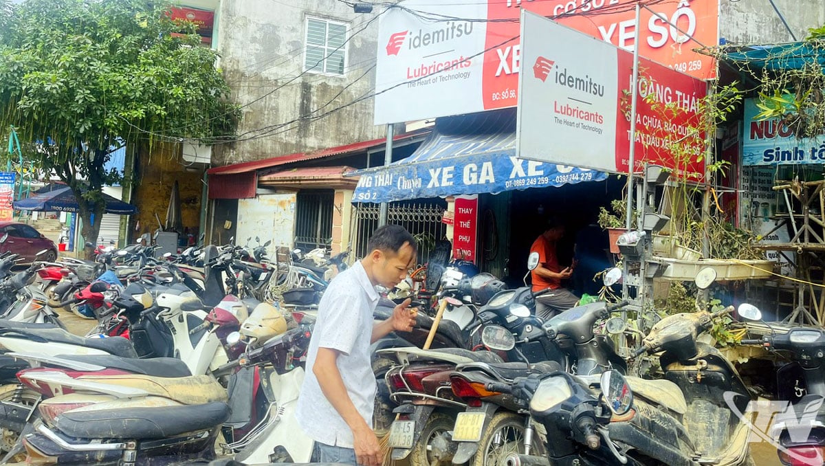 ហាង​ជួសជុល​ម៉ូតូ​មួយ​កន្លែង​នៅ​សង្កាត់ Phan Dinh Phung ត្រូវ​រថយន្ត​ដឹក​លើស​ទម្ងន់​បន្ទាប់​ពី​ទឹក​ជំនន់។