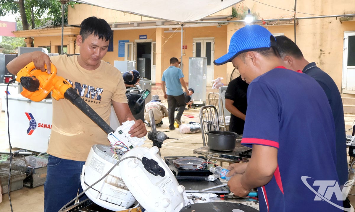អគ្គិសនីមកពីសមាគមអេឡិចត្រូនិក និងទូរទឹកកកវៀតណាម គាំទ្រប្រជាជនថៃង្វៀនក្នុងការជួសជុលទូរទឹកកក និងឧបករណ៍អគ្គិសនីក្នុងផ្ទះ។