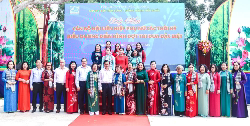 Các đại biểu chụp ảnh lưu niệm.
