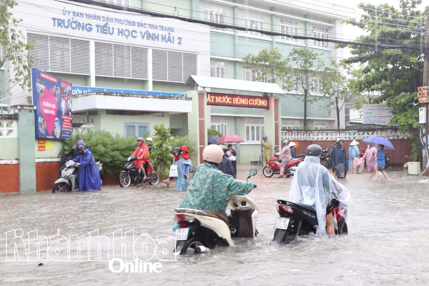 Mưa ngập khu vực trước Trường Tiểu học Vĩnh Hải 2 (phường Bắc Nha Trang). Ảnh: Hoàng Dung. 