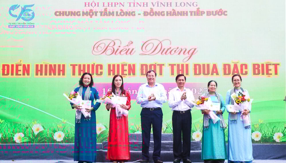 Tặng kỷ niệm chương “Vì sự phát triển của phụ nữ Việt Nam” cho các cá nhân.