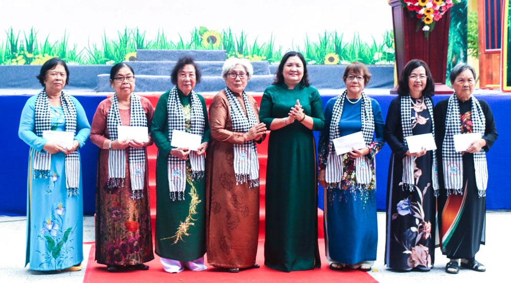 Phó Bí thư Thường trực Tỉnh ủy- Hồ Thị Hoàng Yến tặng quà tri ân các cán bộ Hội LHPN qua các thời kỳ.