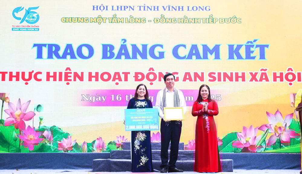Các đơn vị, cá nhân trao bảng tượng trưng kinh phí hỗ trợ các hoạt động an sinh xã hội.