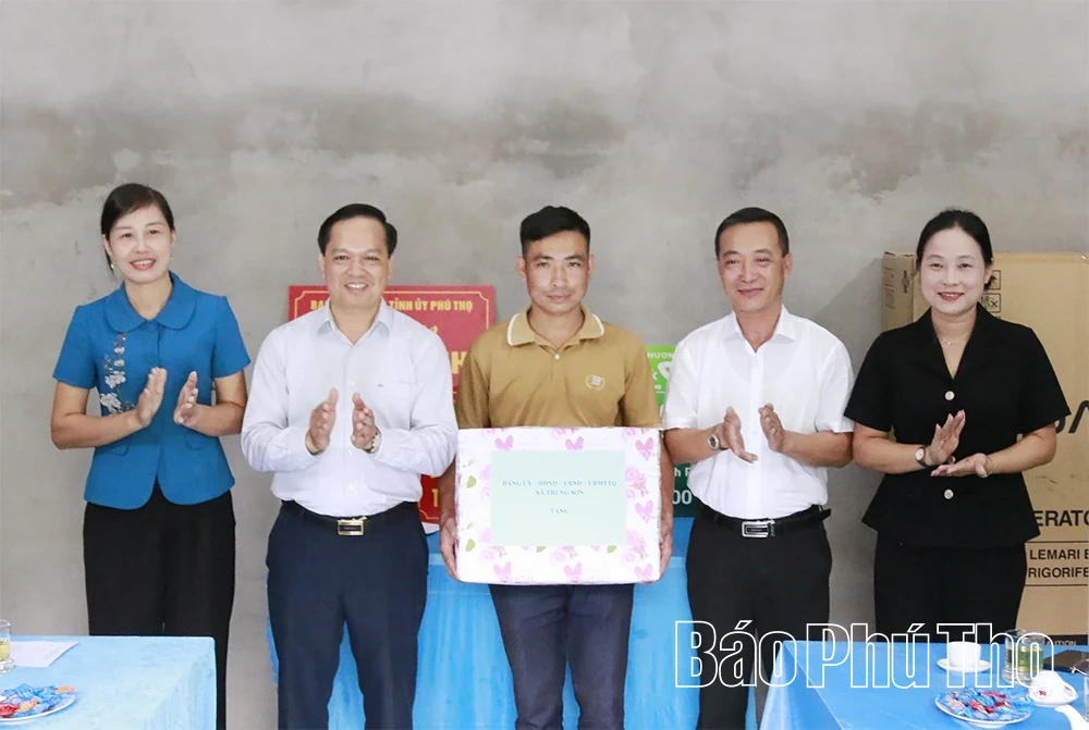 ប្រគល់ផ្ទះសប្បុរសធម៌នៅឃុំទ្រុងសឺន
