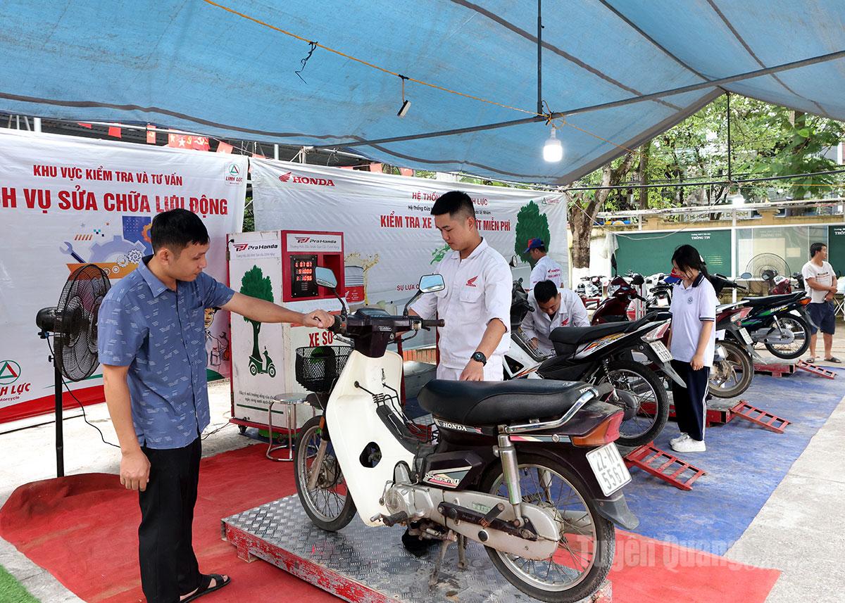 បុគ្គលិក Honda Linh Luc ពិនិត្យរថយន្ត និងប្តូរប្រេងដោយឥតគិតថ្លៃជូនអតិថិជន។