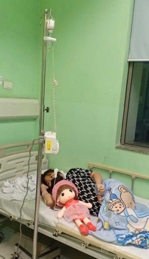 Hàng tuần vào ngày thứ 7 và chủ nhật em Vũ Trang Anh, lớp 7C, Trường THCS Thắng Quân xã Yên Sơn lại đi điều trị bệnh tại Bệnh viện Nhi Trung ương Hà Nội.