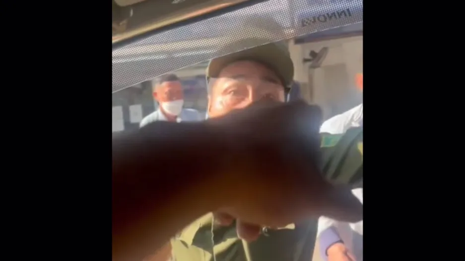 구청 민병대가 운전자에게 큰 소리로 소리쳤다(영상에서 잘라낸 사진)