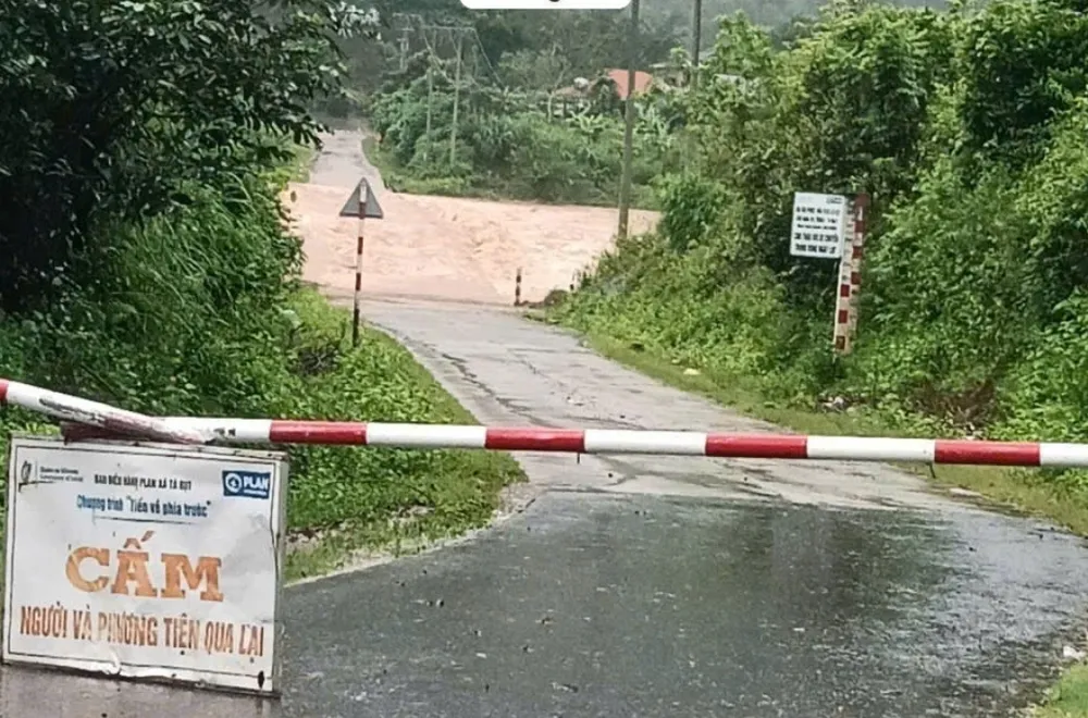 Starke Regenfälle in Quang Tri: Viele Abwasserkanäle wurden überflutet, viele Haushalte wurden dringend evakuiert