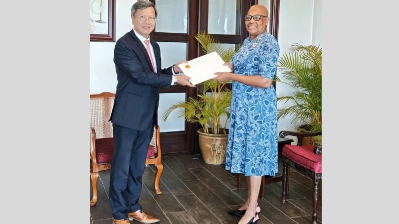 O Embaixador Le Quang Long apresenta suas credenciais à Governadora Geral da Federação de São Cristóvão e Nevis, Dame Marcella Liburd. (Foto: Embaixada do Vietnã em Cuba)
