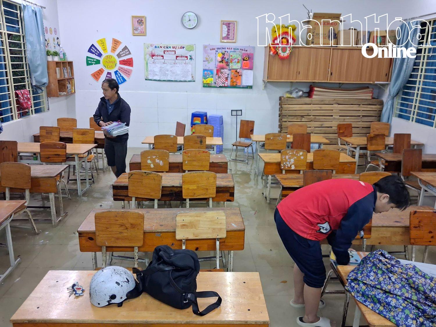 Vissa klassrum på Phuoc Long 2 Primary School (distrikt Nam Nha Trang) översvämmades.