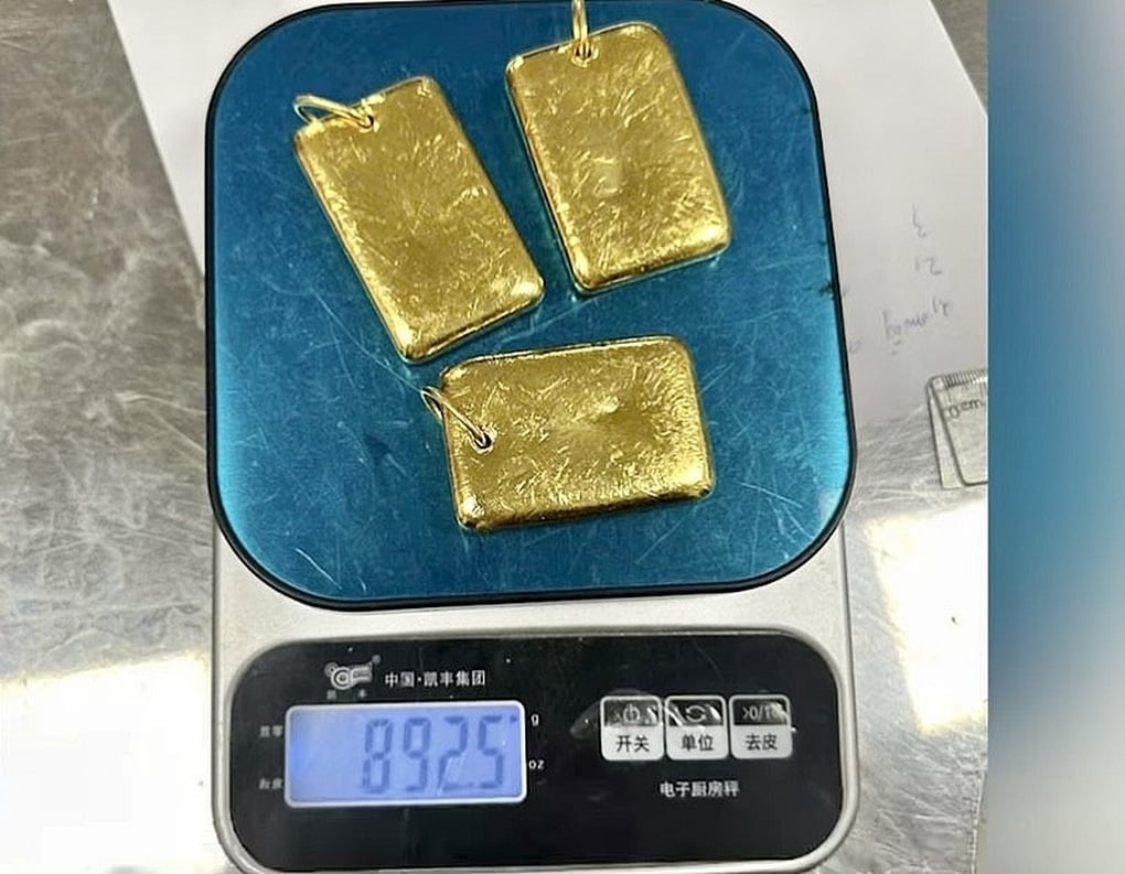 Một hành khách mang 3 miếng nghi vàng lậu trị giá 3,1 tỷ đồng nhập cảnh - 1