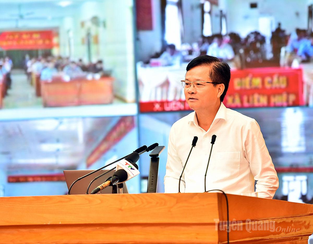 Kamerat Tran Quang Minh, leder av organisasjonskomitéen i den provinsielle partikomiteen, presenterte temaet: Partibygging og arbeid i det politiske systemet.