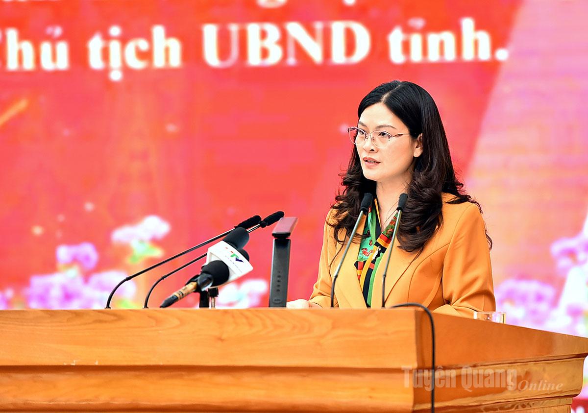Kamerat Vuong Ngoc Ha, nestleder i Provincial People's Committee presenterte temaet kulturell – sosial utvikling.