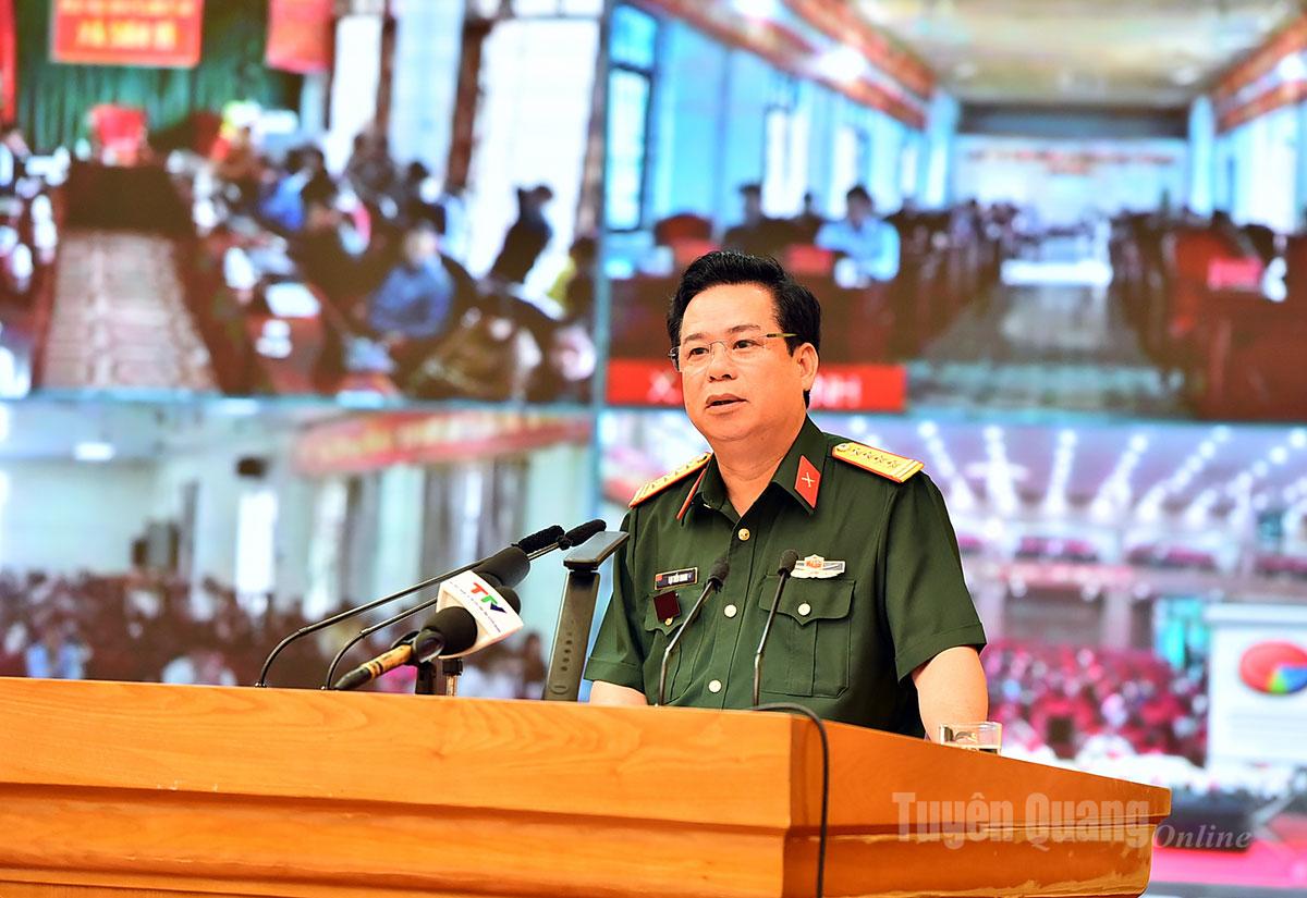 Oberst Lai Tien Giang, kommandør for den provinsielle militærkommandoen, presenterte temaet: Nasjonalt forsvar - sikkerhet og utenrikssaker.