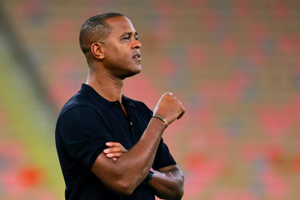 Liên đoàn bóng đá Indonesia sa thải HLV Kluivert - 1