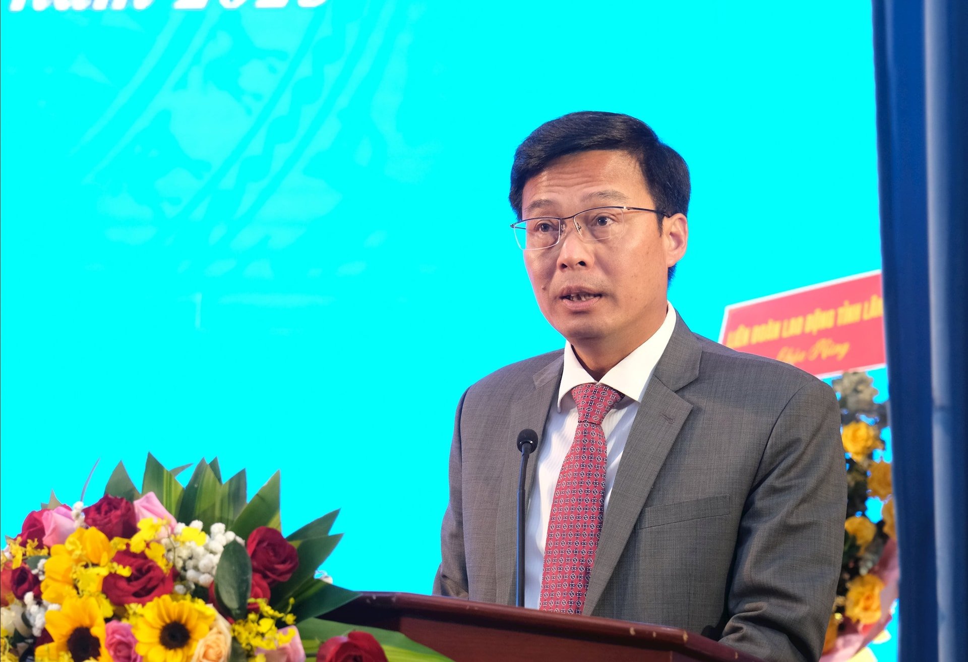 Der stellvertretende Vorsitzende des Volkskomitees der Provinz, Dinh Van Tuan, hielt eine Glückwunschrede zum 95. Jahrestag der Gründung der Vietnam Women's Union.