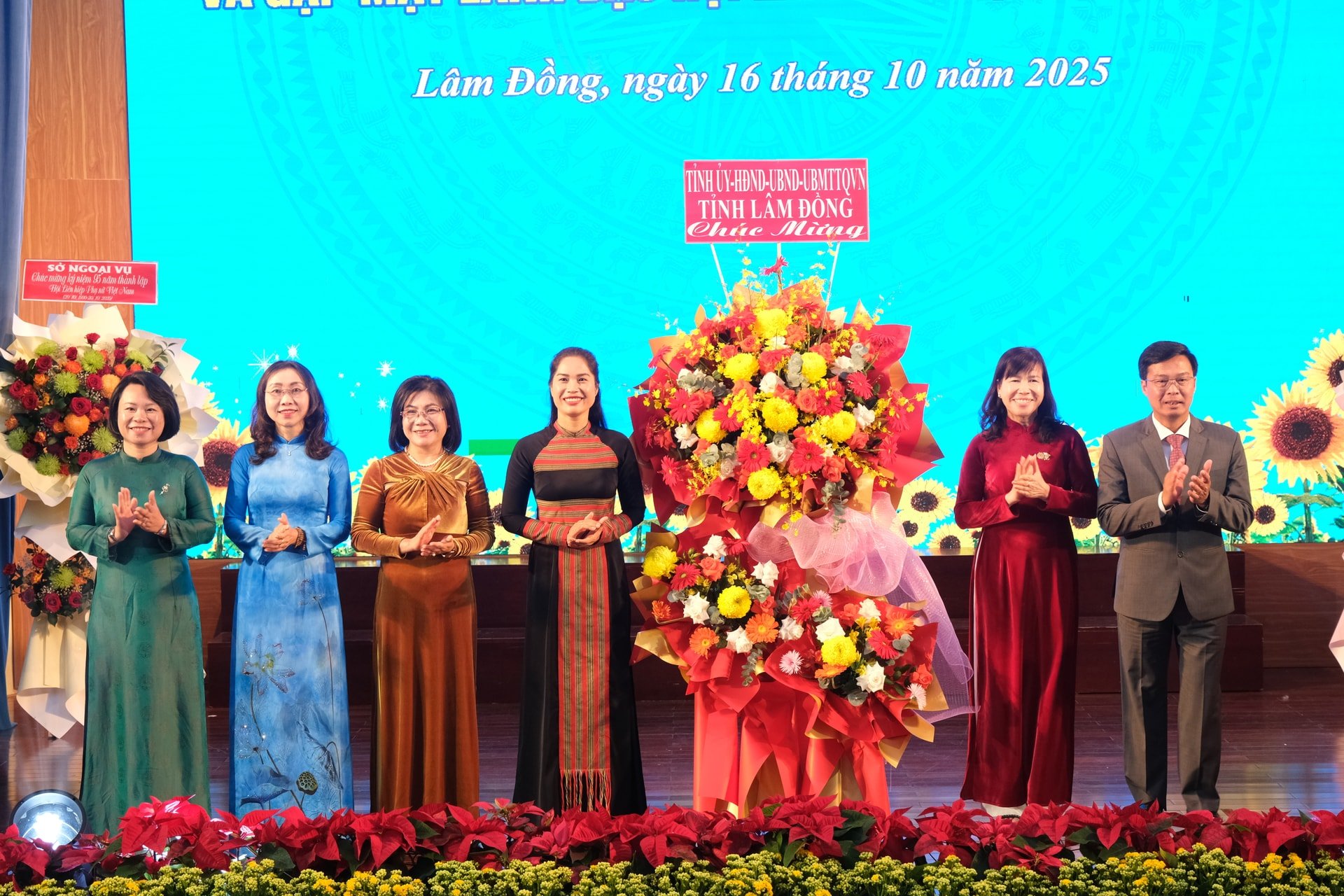 Die Provinzführer überreichten Blumen, um der Frauenunion der Provinz Lam Dong zu gratulieren.