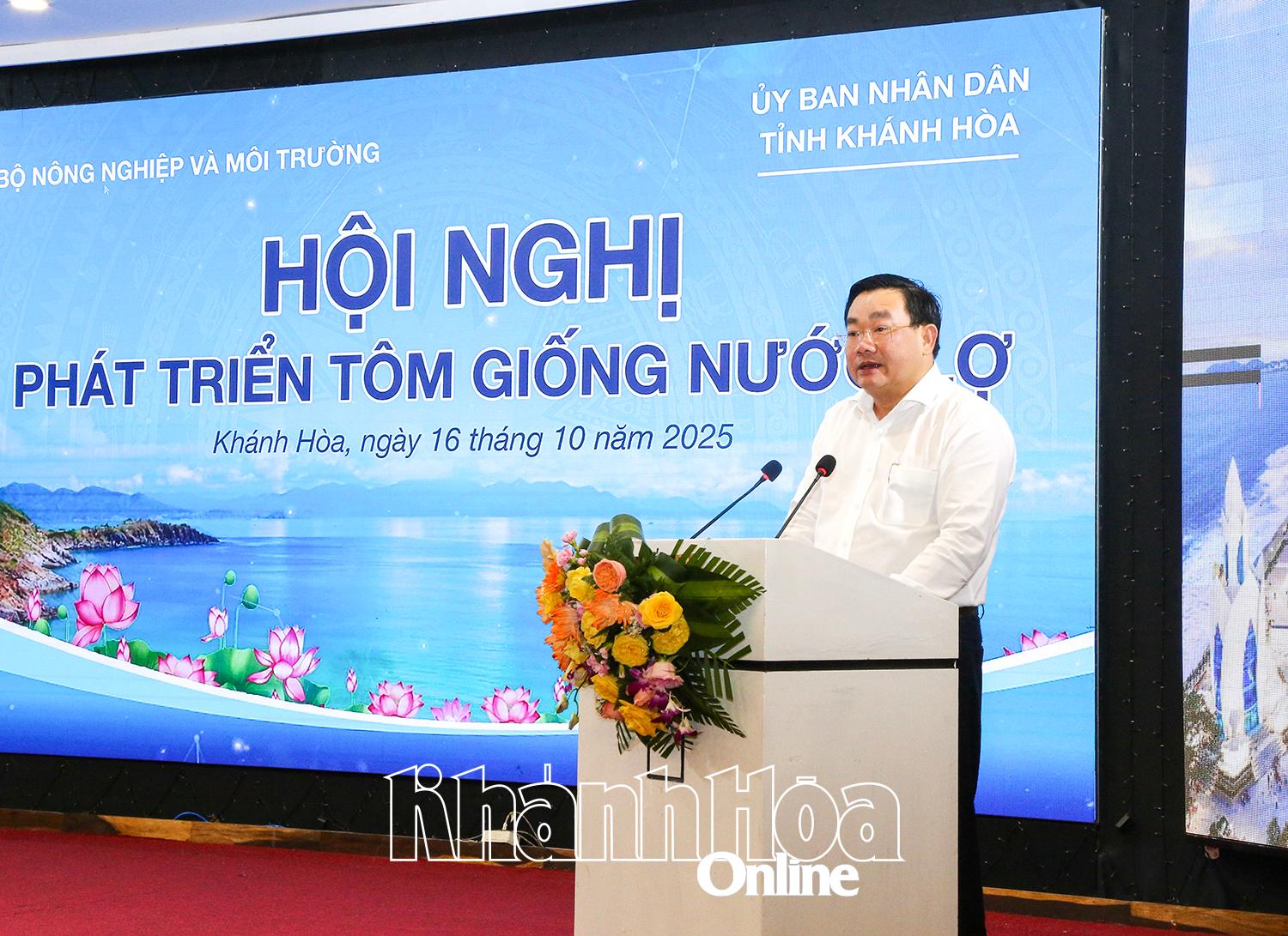 Nestleder i den provinsielle folkekomiteen, Trinh Minh Hoang, talte på konferansen.