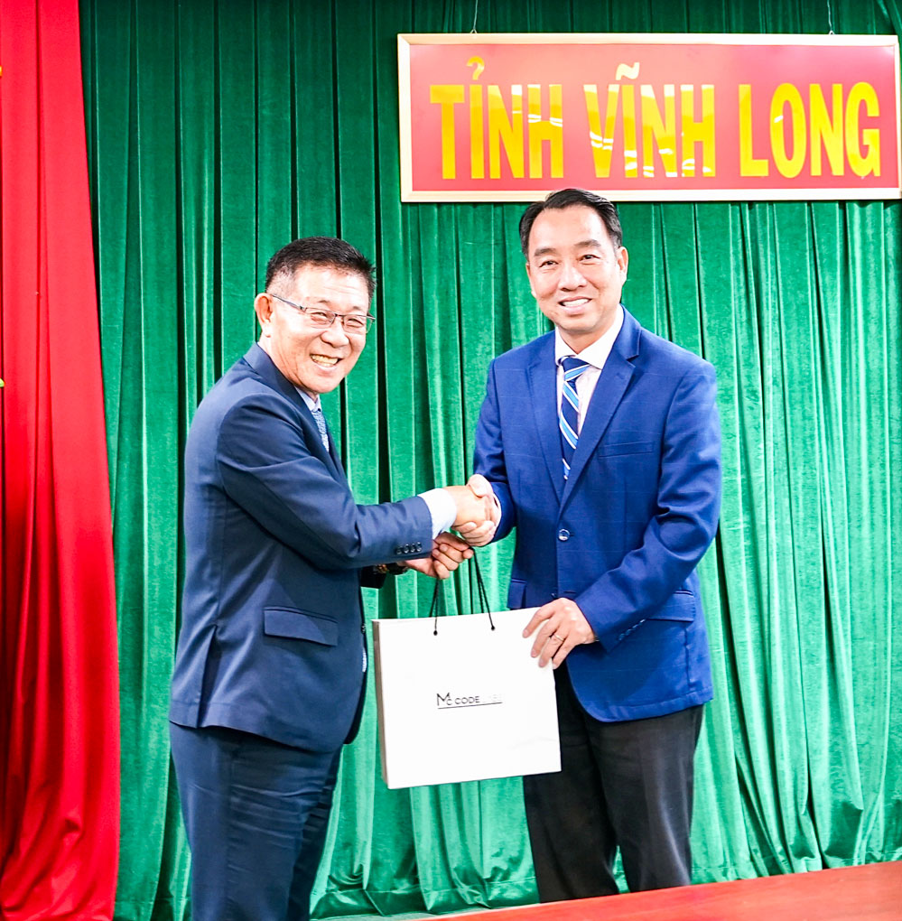 De heer Kim Dae Jong, directeur van VKCC Company Limited, overhandigde een souvenir aan de voorzitter van het Provinciaal Volkscomité, Lu Quang Ngoi.