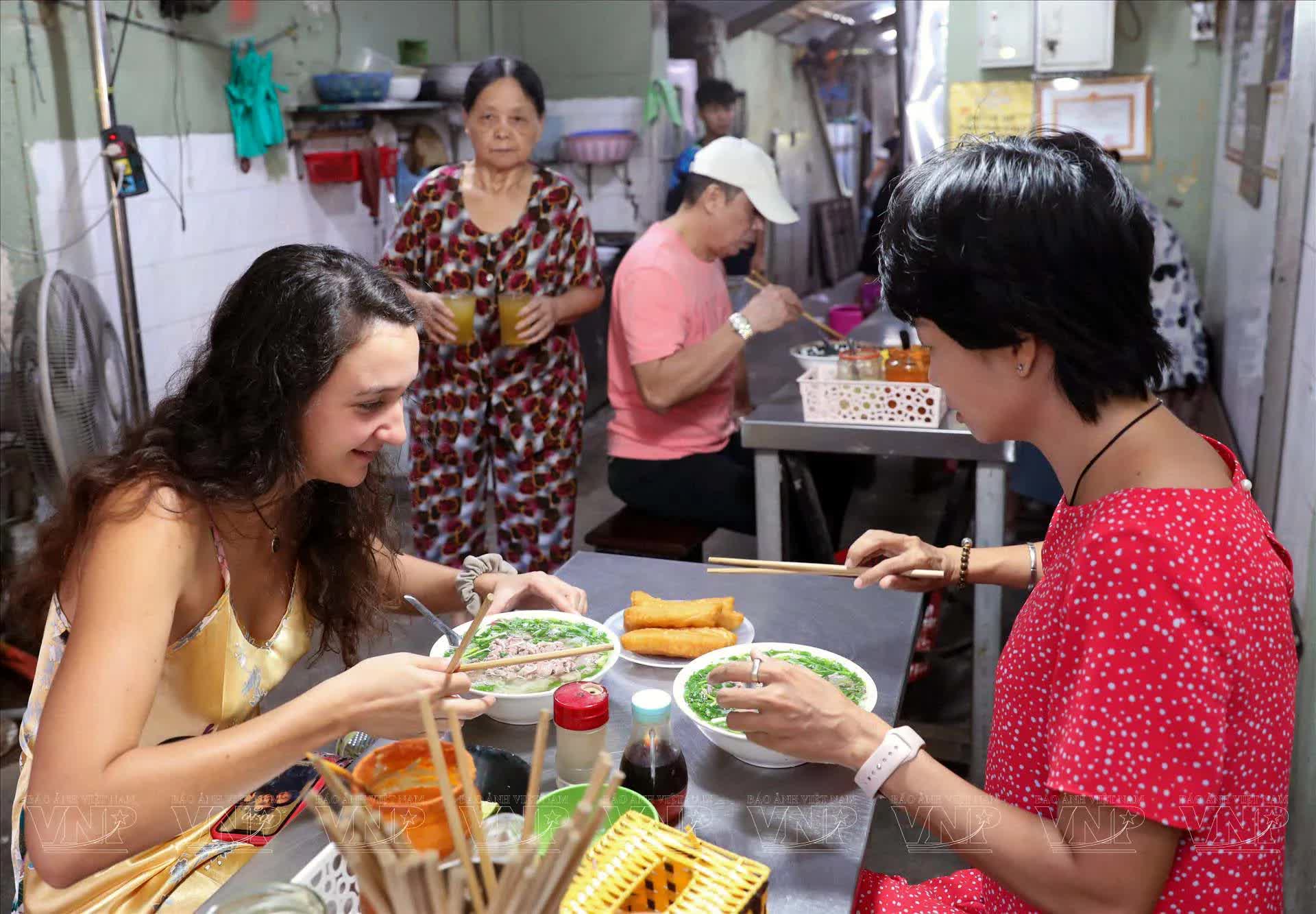 Tìm hướng đưa ẩm thực đường phố Hà Nội trở thành sản phẩm du lịch hấp dẫn - Ảnh 1.