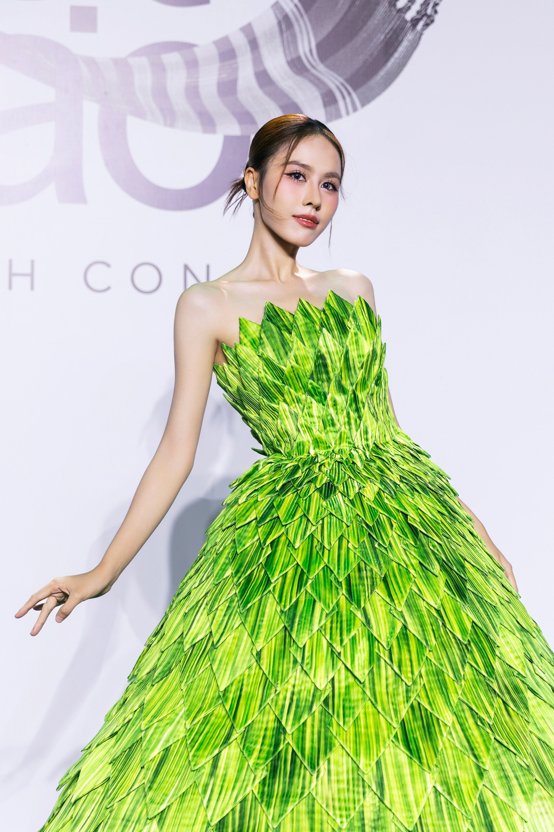 Á hậu Quỳnh Châu mặc trang phục độc đáo, gây chú ý trước ngày cưới - 6