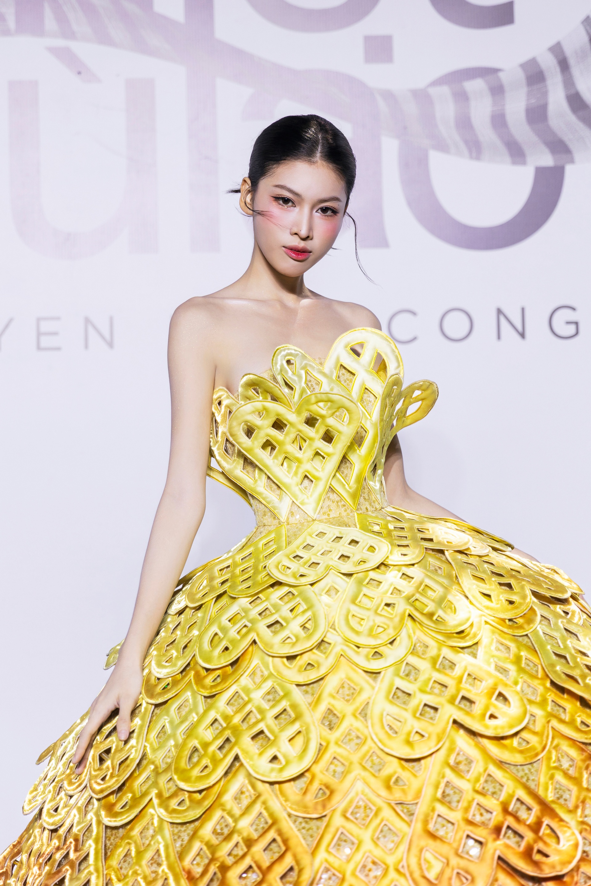 Á hậu Quỳnh Châu mặc trang phục độc đáo, gây chú ý trước ngày cưới - 7