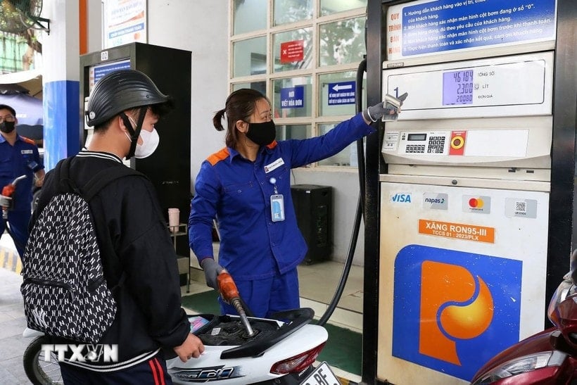 Cumpărarea și vânzarea de benzină la o benzinărie Petrolimex de pe strada Tran Hung Dao, districtul Hoan Kiem, Hanoi. (Foto: Le Dong/VNA)