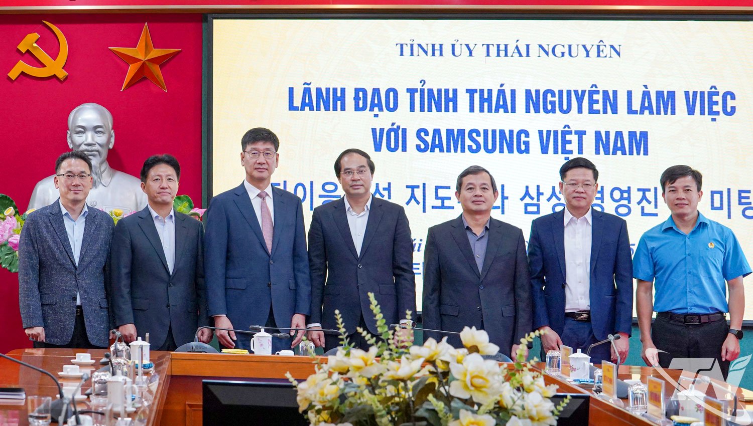 タイグエン省の指導者とサムスンベトナムの指導者は、作業セッション後に記念写真を撮影した。