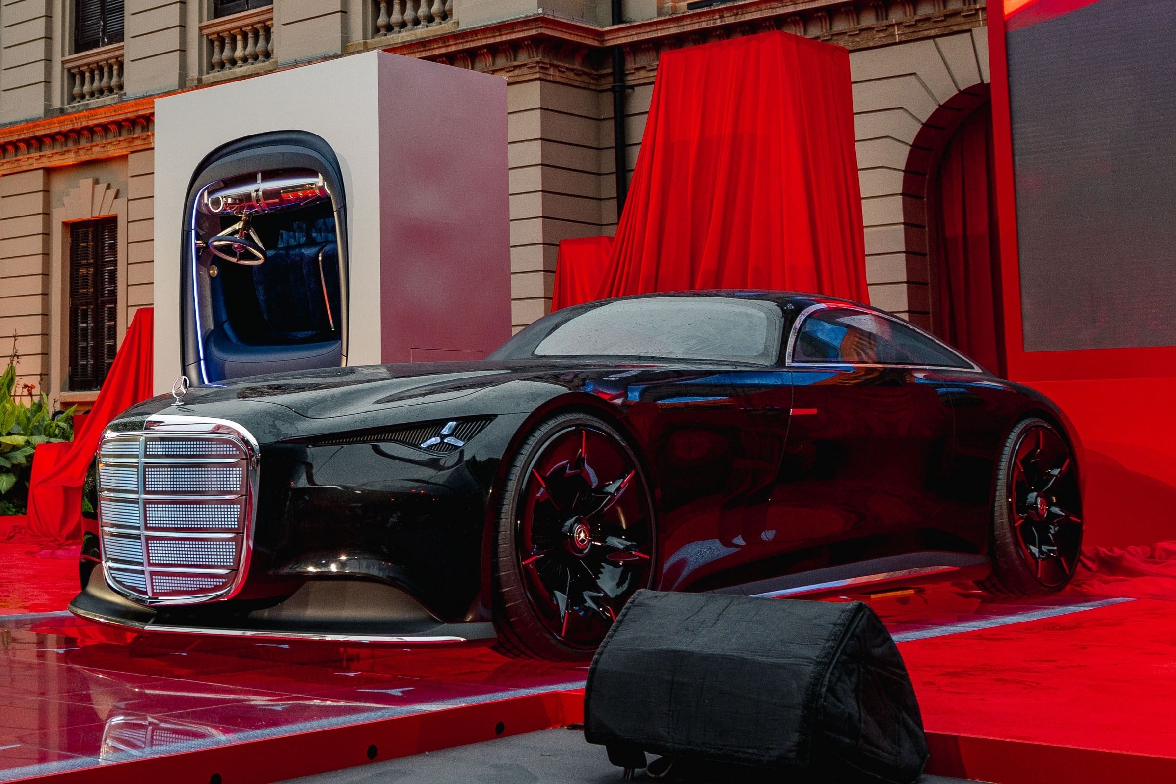 Fronten på Mercedes-Benz Vision Iconic har en lysande grill och karakteristiska treuddiga stjärnformade strålkastare.