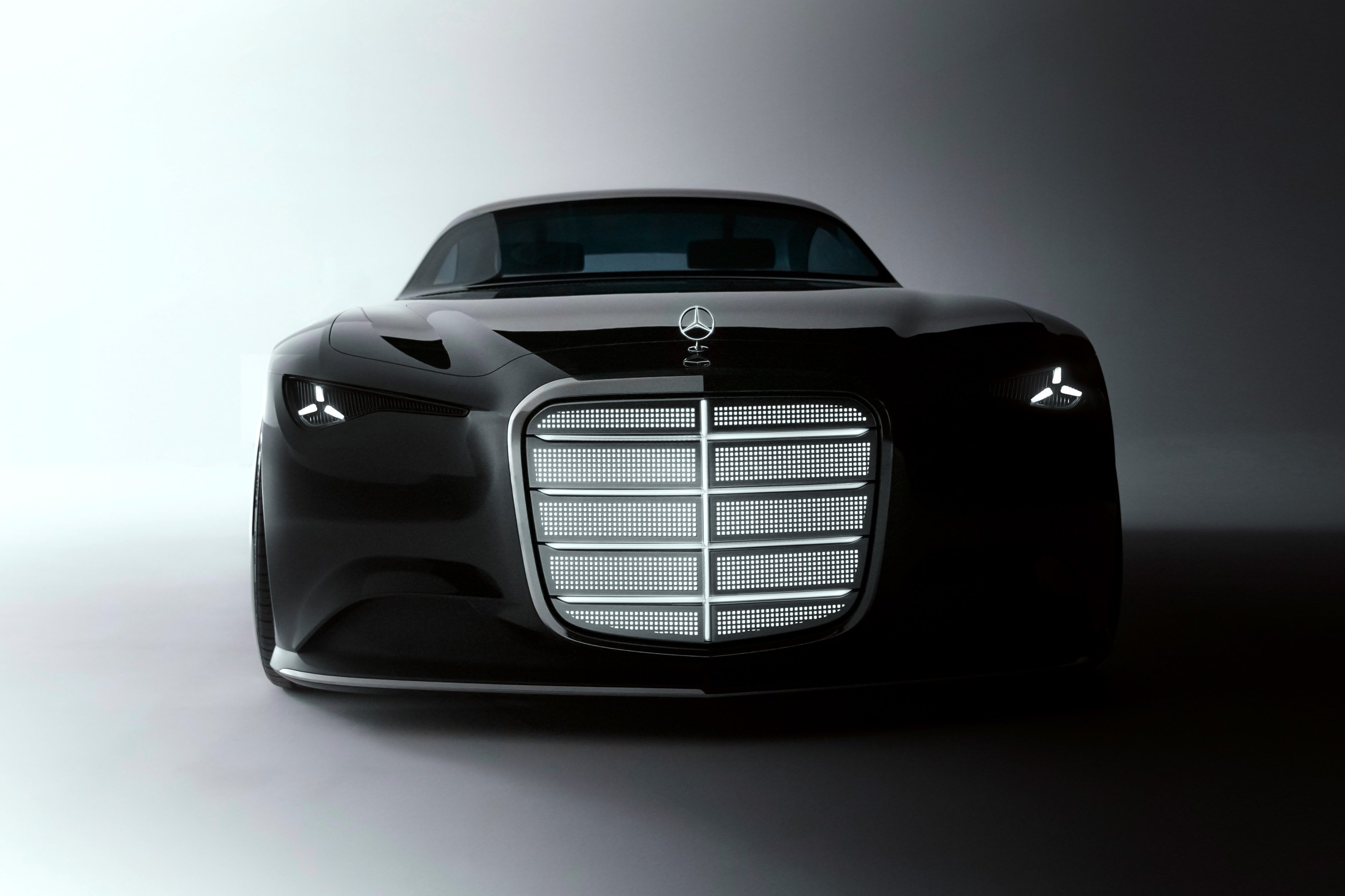 Baksidan av Mercedes-Benz Vision Iconic är minimalistisk i designen med en tunn LED-remsa och en logotyp inspirerad av 300 SL-modellen.