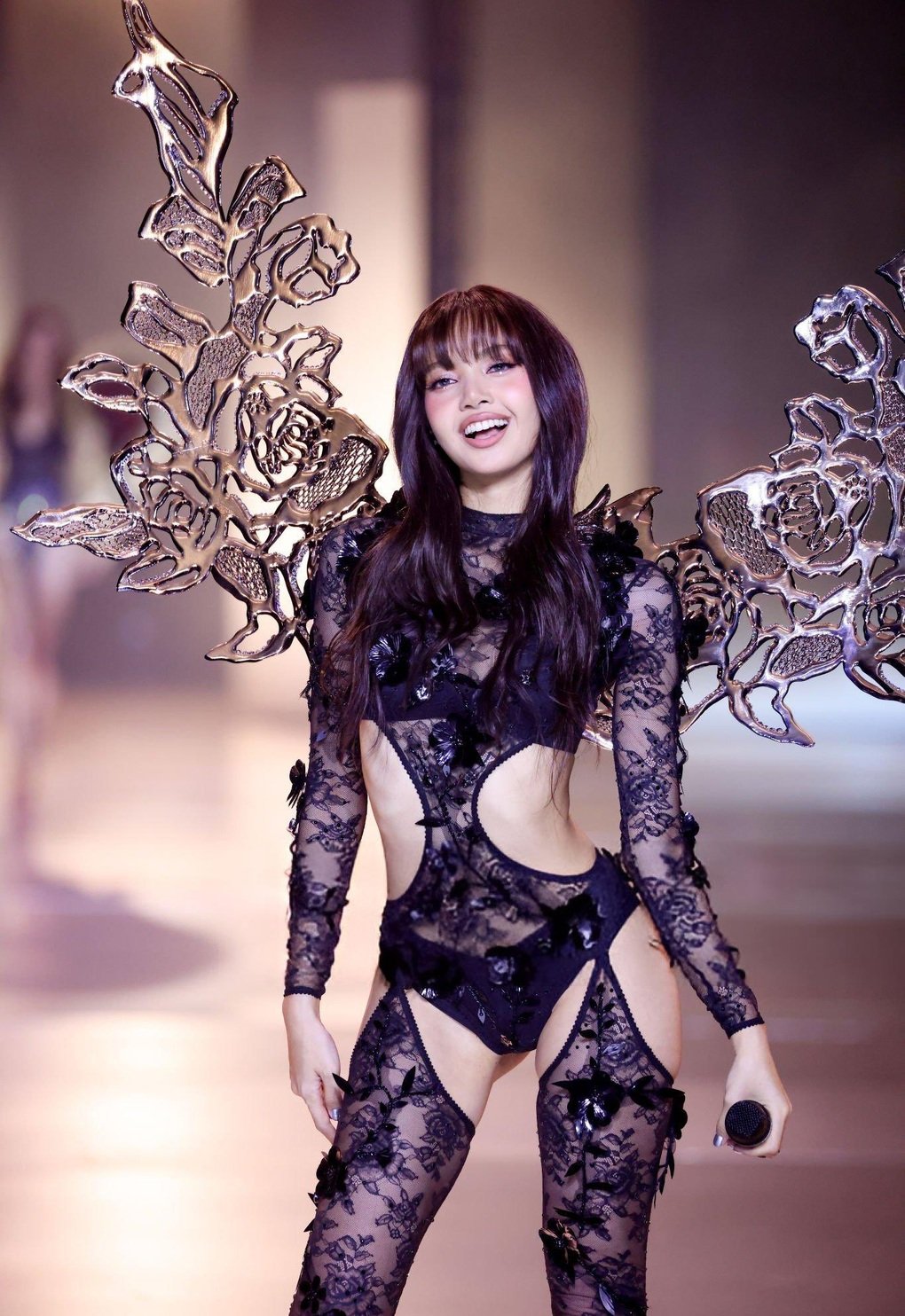 Nhóm nhạc nữ xứ Hàn diễn mờ nhạt tại Victorias Secret Fashion Show - 4