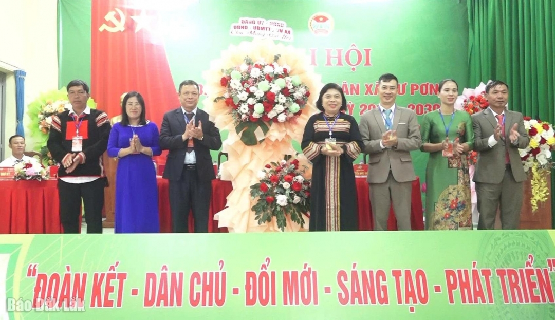 The Standing Party Committee presented flowers to congratulate the Congress.
