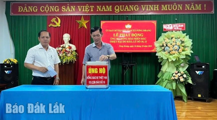 Lãnh đạo địa phương tham gia quyên góp ủng hộ đồng bào miền bắc bị thiệt hại