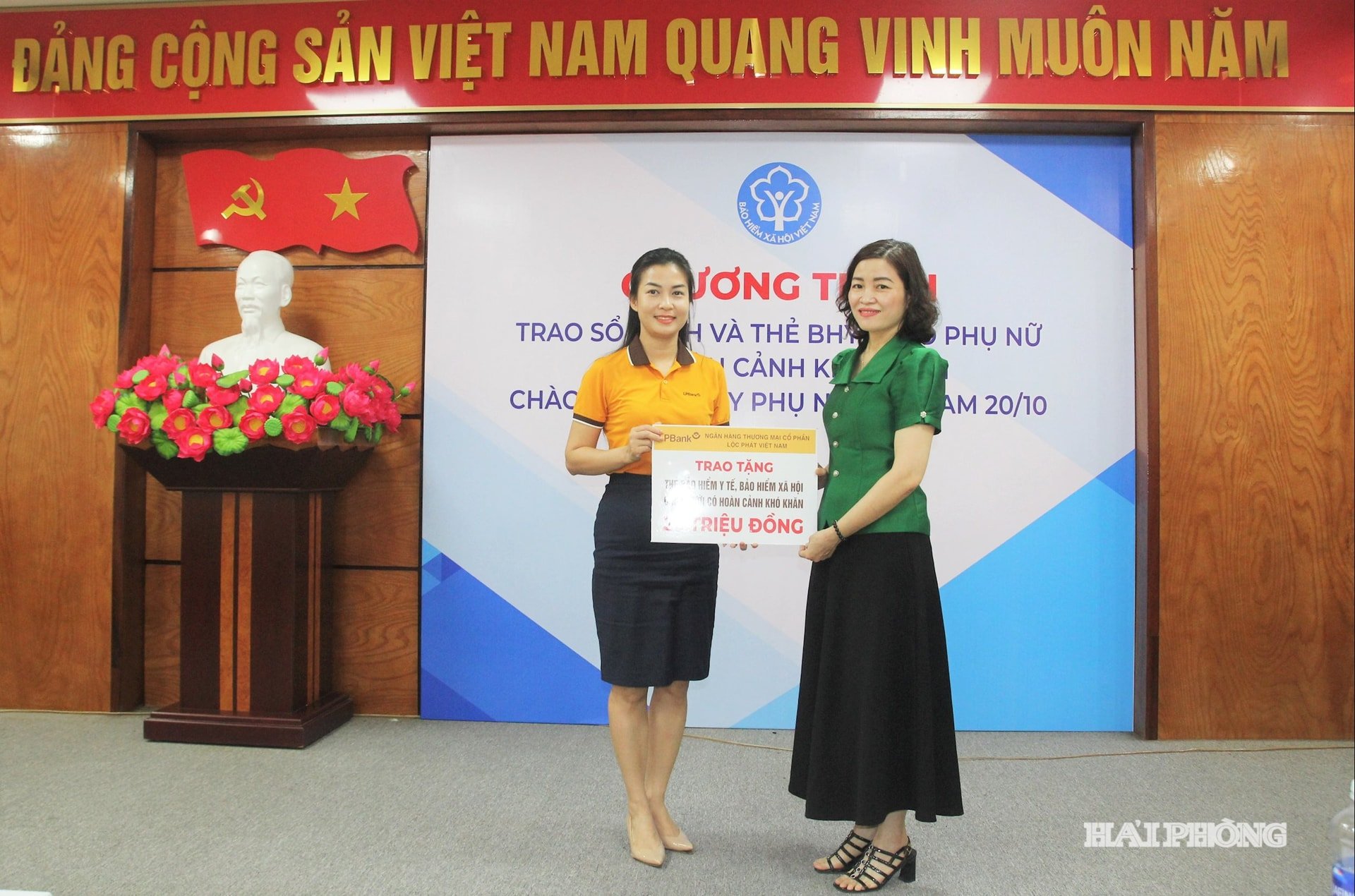 ធានារ៉ាប់រងសង្គម Thuy Nguyen ទទួលបានមូលនិធិជួយទិញប័ណ្ណធានារ៉ាប់រងសុខភាព និងសៀវភៅធានារ៉ាប់រងសង្គមស្ម័គ្រចិត្ត។