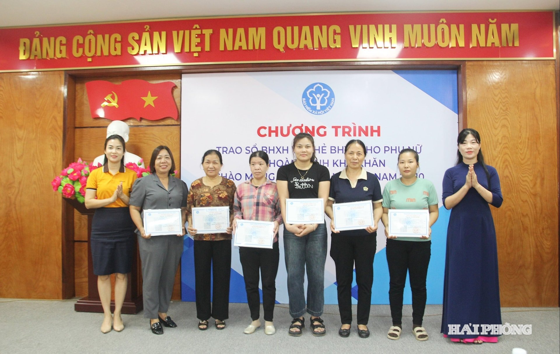 តំណាងគណៈកម្មាធិការរណសិរ្សមាតុភូមិវៀតណាមនៃ Thuy Nguyen Ward និងអង្គភាពឧបត្ថម្ភបានប្រគល់ប័ណ្ណធានារ៉ាប់រងសុខភាពដល់សមាជិកក្នុងកាលៈទេសៈលំបាក។