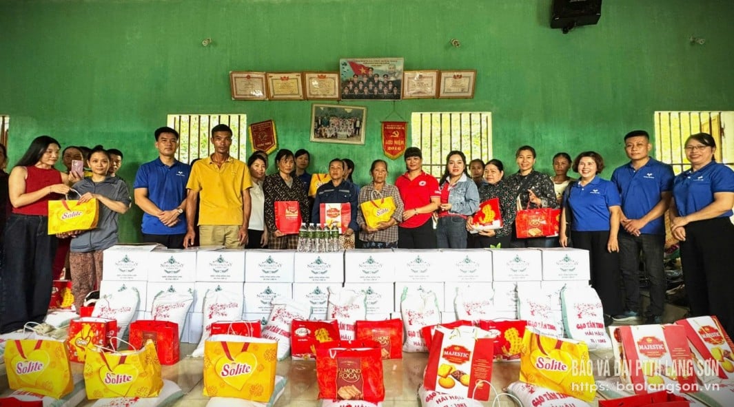 Representatives of the Provincial Red Cross Society and businesses and philanthropists in the province presented gifts to people affected by storm No. 11 in Tan Nhien village, Van Nham commune.