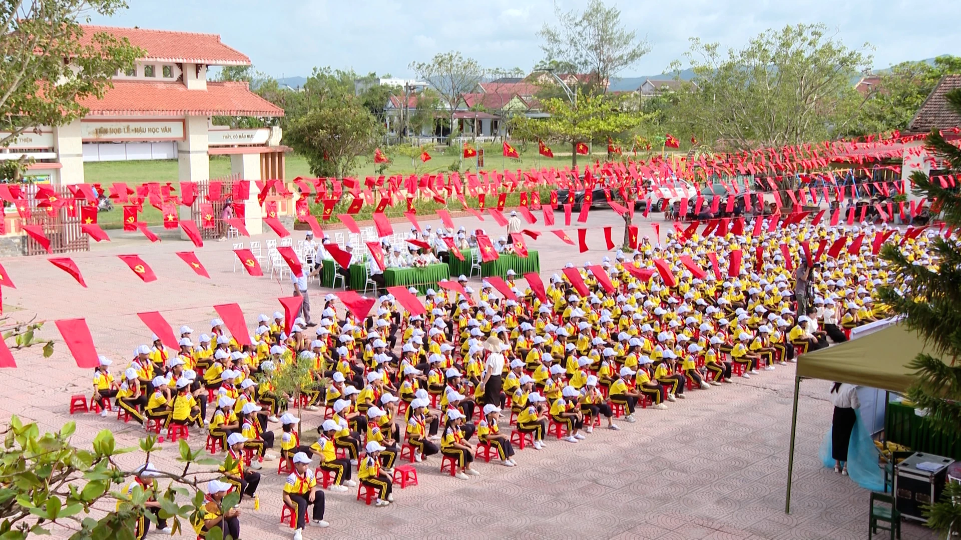 Các em học sinh tham gia buổi ngoại khóa - Ảnh: B.C