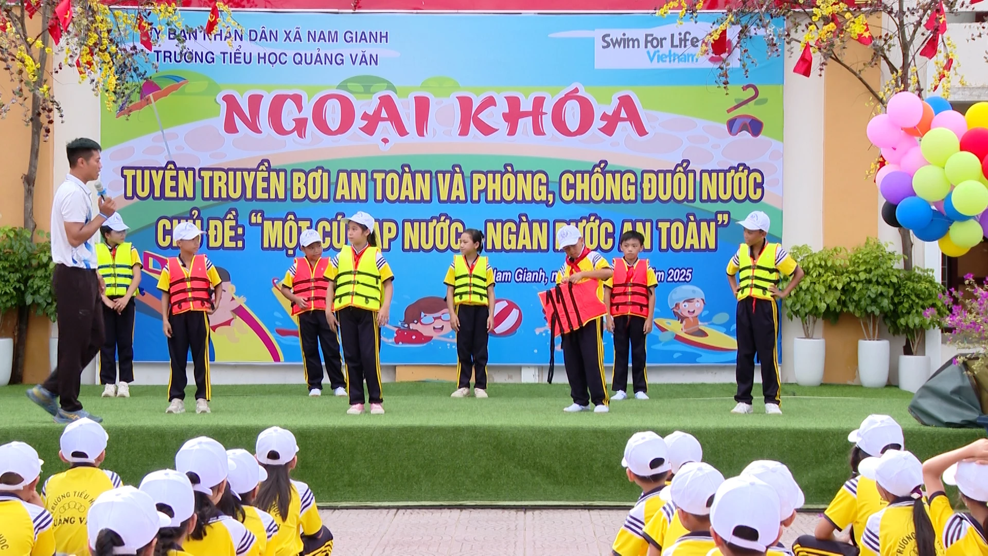 Các em học sinh tuyên truyền về phòng, chống đuối nước - Ảnh: B.C