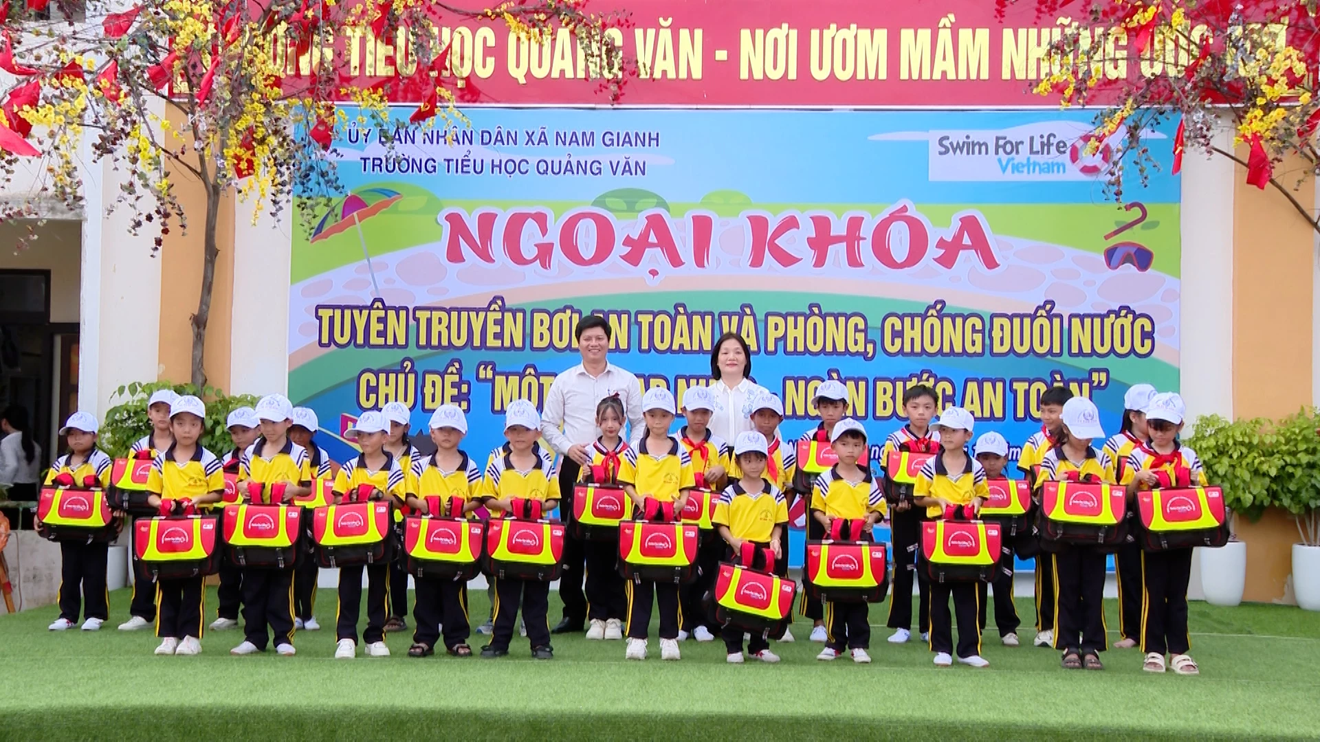 Ban tổ chức trao quà cho các em học sinh - Ảnh: B.C