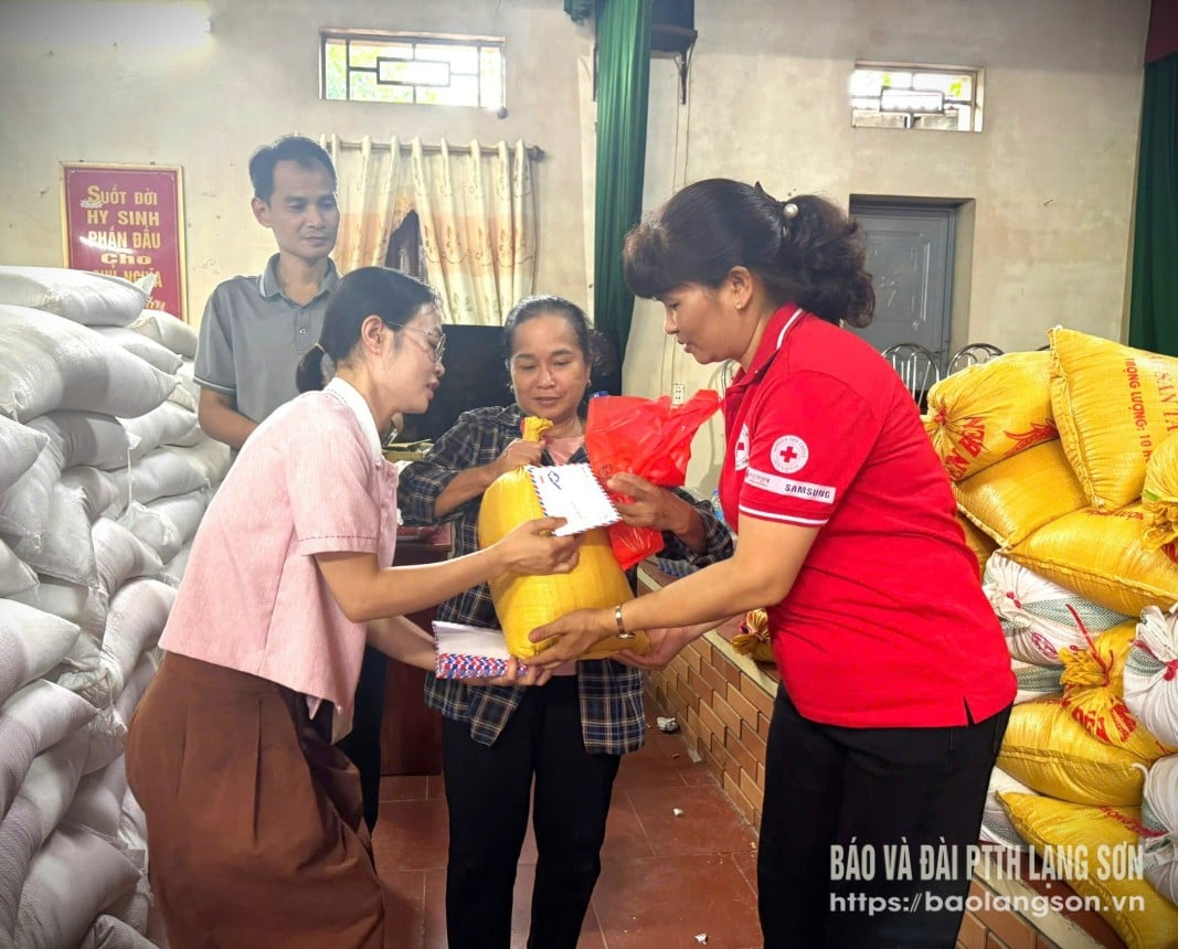 Representatives of the Provincial Red Cross Society and the Hanoi Volunteer Group presented gifts to households affected by storm No. 11 in Cau Muoi area, Huu Lung commune.