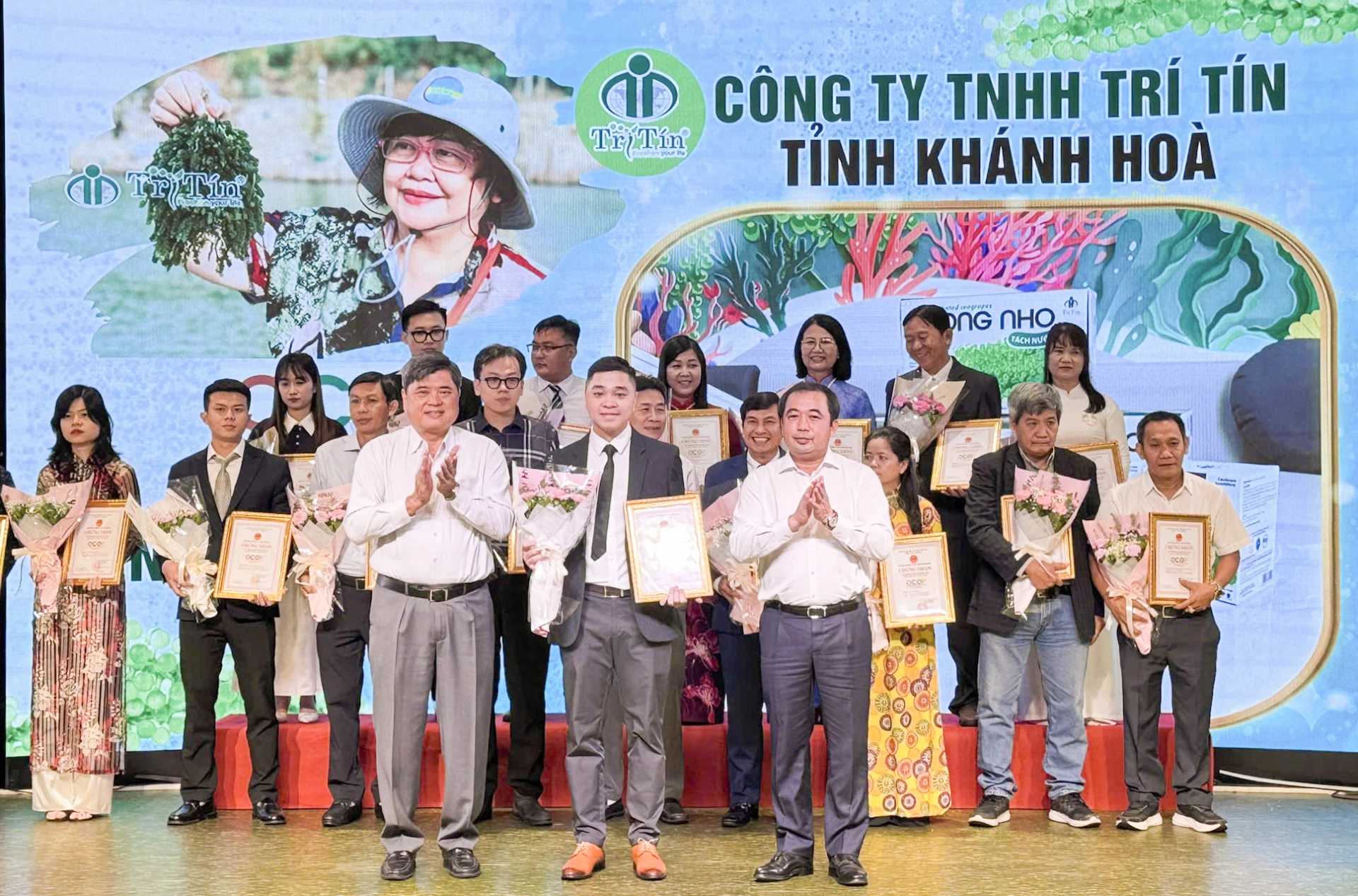 Lãnh đạo Bộ Nông nghiệp và Môi trường trao quyết định công nhận