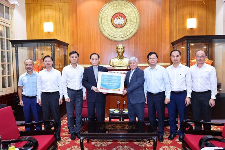 Vietnams fosterlandsfront fick 12 miljarder VND från utrikesministeriet och den vietnamesiska befolkningen utomlands för att stödja människor som drabbats av stormar och översvämningar - Foto 1. MTTQ Việt Nam tiếp nhận 12 tỷ đồng từ Bộ Ngoại giao và cộng đồng người Việt Nam ở nước ngoài ủng hộ đồng bào bị ảnh hưởng bởi bão lũ- Ảnh 1.