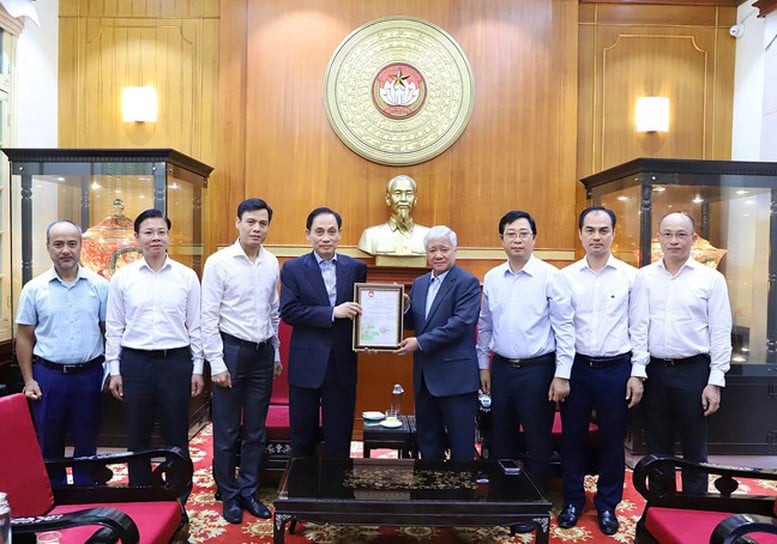 Vietnams fosterlandsfront fick 12 miljarder VND från utrikesministeriet och den vietnamesiska befolkningen utomlands för att stödja människor som drabbats av stormar och översvämningar - Foto 4. MTTQ Việt Nam tiếp nhận 12 tỷ đồng từ Bộ Ngoại giao và cộng đồng người Việt Nam ở nước ngoài ủng hộ đồng bào bị ảnh hưởng bởi bão lũ- Ảnh 4.