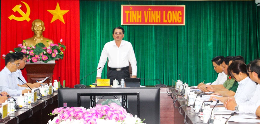 O vice-presidente do Comitê Popular Provincial, Nguyen Quynh Thien, fez um discurso na reunião.