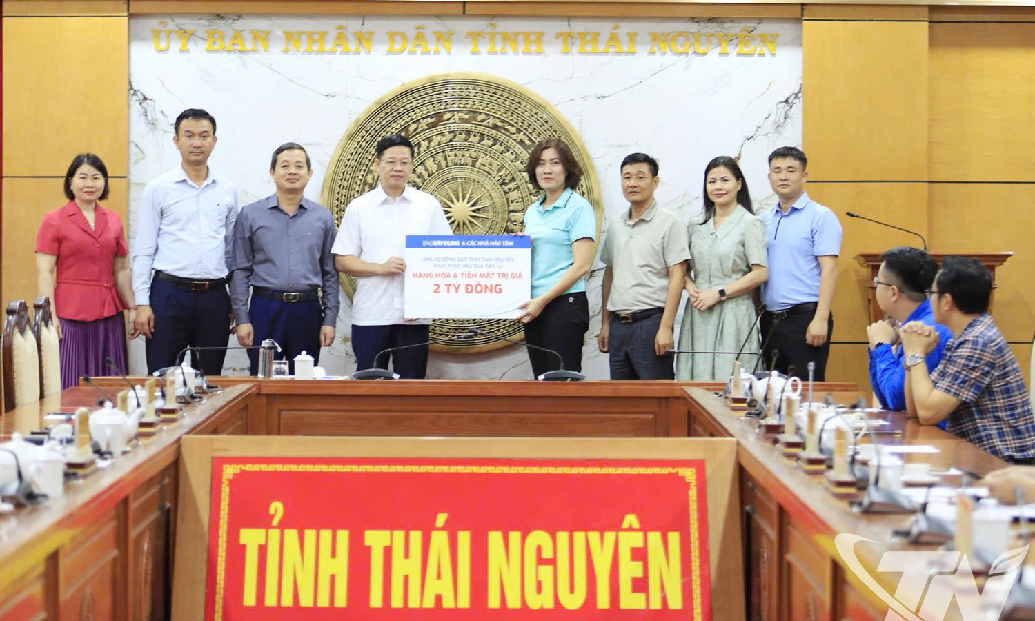 Wakil Akhbar Pembinaan dan perniagaan menyampaikan 2.4 bilion VND kepada wilayah Thai Nguyen untuk membantu mengatasi akibat banjir.
