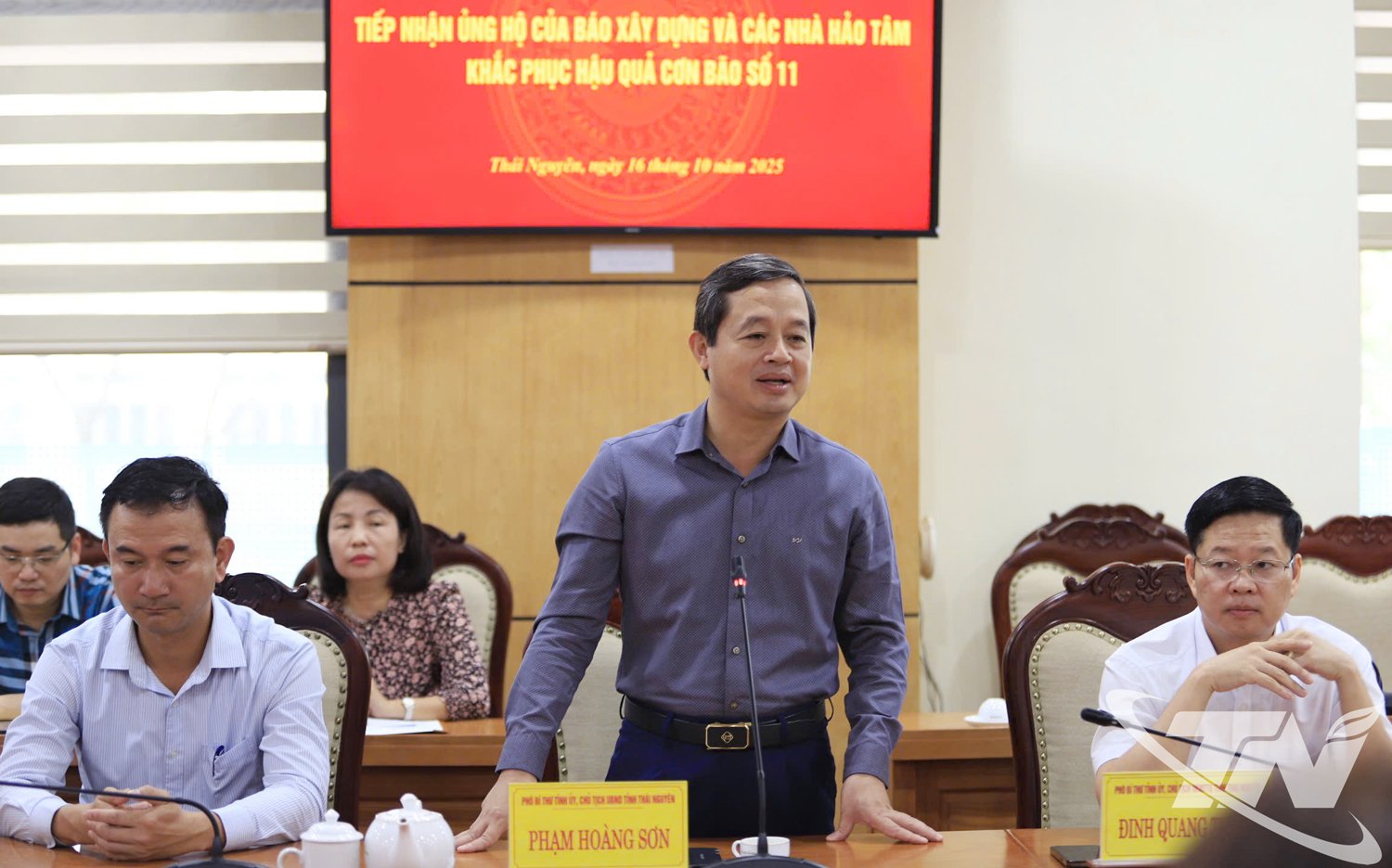 Pengerusi Jawatankuasa Rakyat Wilayah Pham Hoang Son mengucapkan terima kasih kepada pemimpin Akhbar Pembinaan atas perhatian dan sokongan mereka di wilayah Thai Nguyen untuk mengatasi akibat bencana alam.