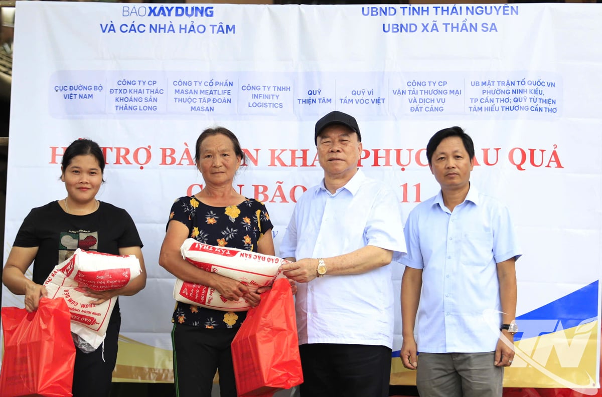 Penduduk komune Than Sa menerima secara langsung hadiah daripada Akhbar Pembinaan dan dermawan.